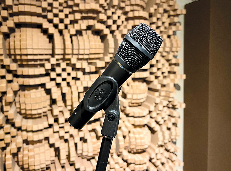 Earthworks SR3117 capsule on mic stand – The SR3117 is a wireless capsule variation of the SR117