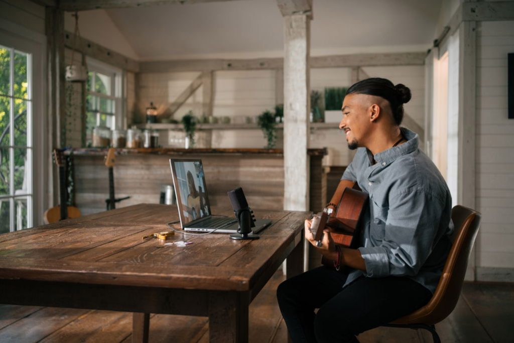 Sennheiser-Profile-natural-warm-sound Sennheiser Profile USB with guitarist