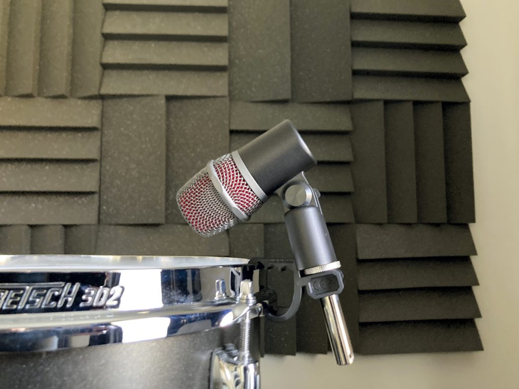 sE mic mounted on drum rim